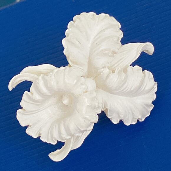 Vintage White Orchid Sculpted Resin Clip On Earrings Lightweight Feminine Floral - Picture 5 of 12